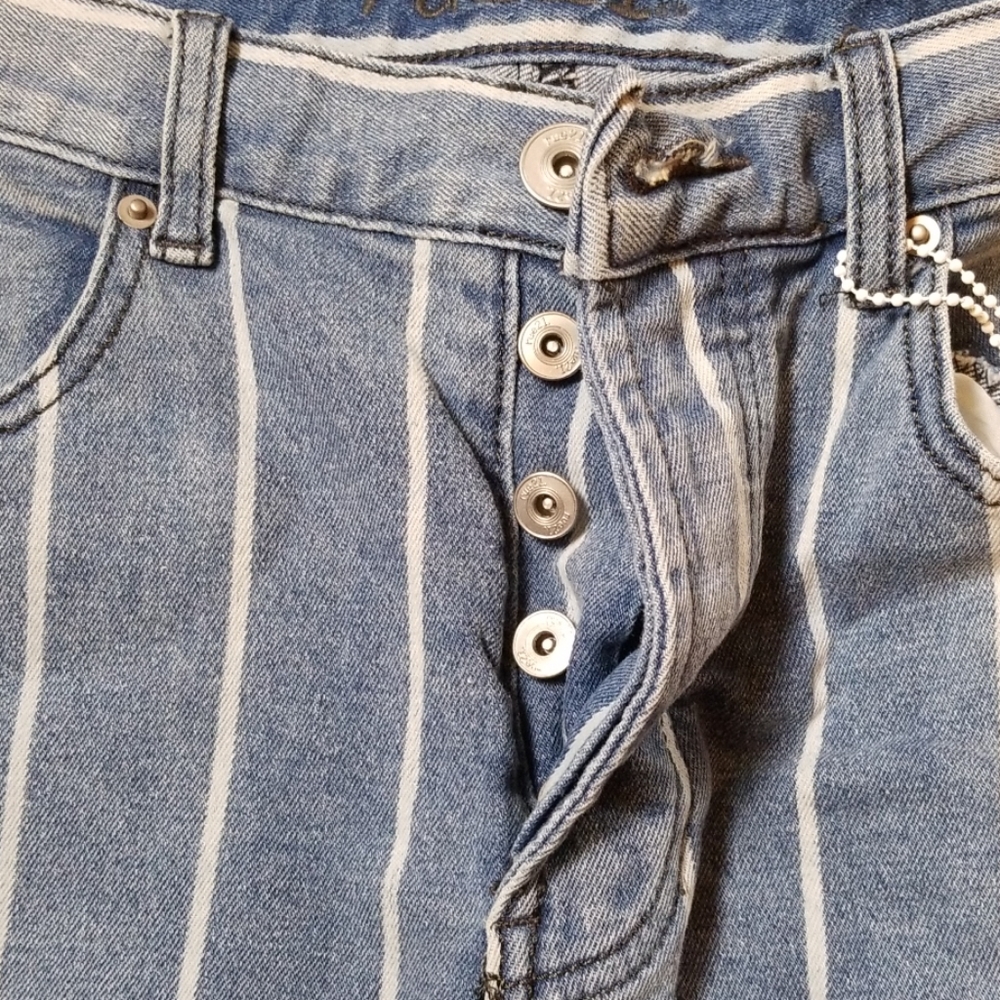 High Rise Crops - Picture 2 of 4